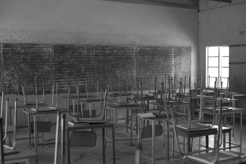 Entre la pizarra y el campo: el maestro rural como arquitecto silencioso de la España del novecientos